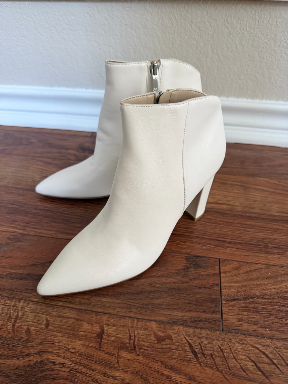 NIB: Marc Fisher ML UNNO Ivory Pointed-Toe leather Ankle Booties 7.5M